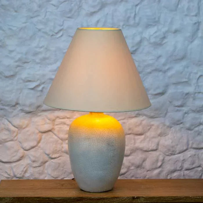 Abajur de mesa artesanal em terracota craquelada, com cúpula branca, de Bali.