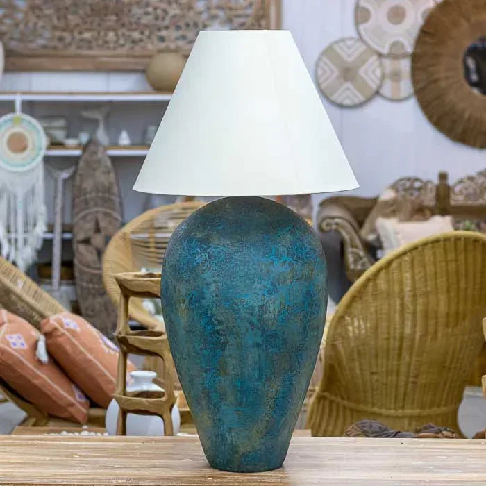 Abajur de mesa artesanal, base em terracota com acabamento Antik e cúpula branca.