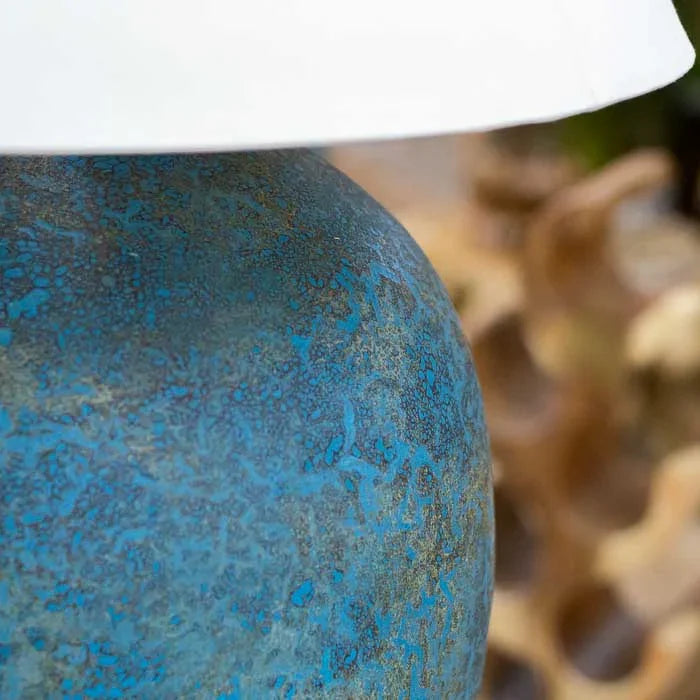 Luminária de mesa com design clássico e toques rústicos na sua base em terracota.