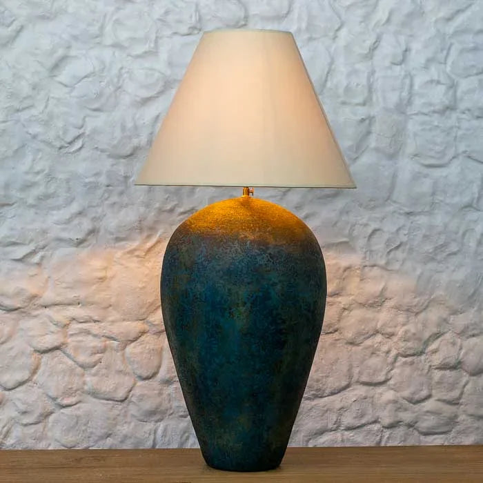 Luminária grande importada de Bali, com pátina azul-turquesa texturizada.