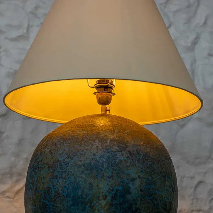 Abajur de mesa artesanal, base em terracota com acabamento Antik e cúpula branca.