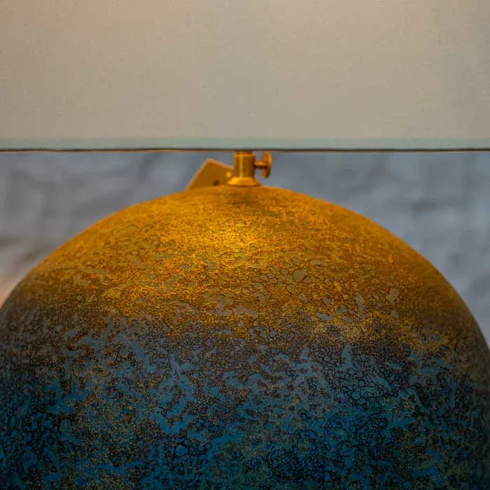 Abajur grande de mesa artesanal, base em terracota com acabamento Antik e cúpula branca.