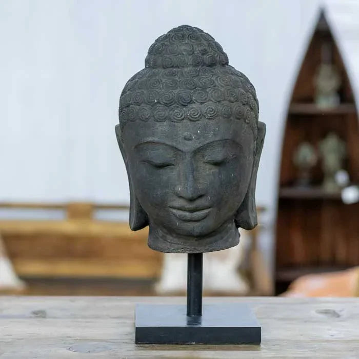 Cabeça de Buda em cimento artesanal com textura e base fosca ideal para casas que valorizam calma e espiritualidade.