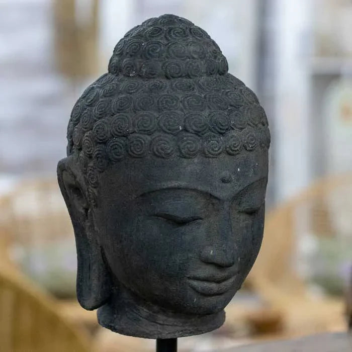 Escultura rústica cabeça de Buda em cimento Antik produzida em Bali perfeita para ambientes contemplativos e serenos.