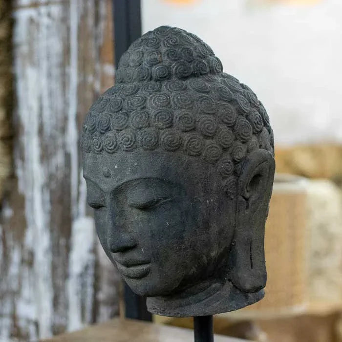 Peça espiritual estilo cabeça de Buda em cimento texturizado e base de ferro ideal para decoração meditativa.