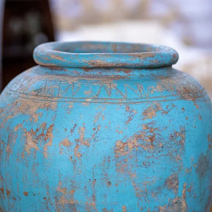 Peça artesanal de Bali em terracota antik com acabamento rústico fosco ideal para flores secas e decoração natural.