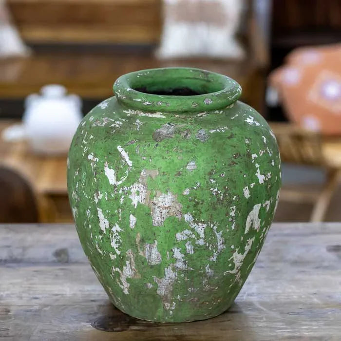 Vaso terracota antik com textura de desgaste e formato tradicional Guci Pot criado artesanalmente em Bali.