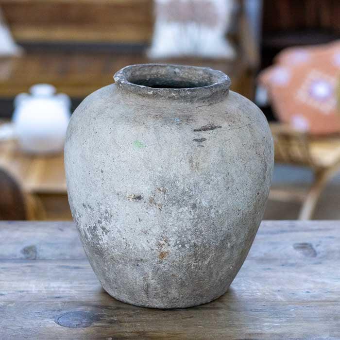 Vaso terracota artesanal com efeito antik e textura rústica de Bali usado em decorações naturais e boho.