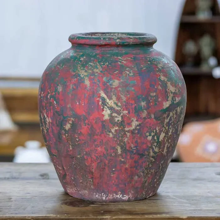 Vaso terracota rústico antik feito em Bali com acabamento fosco e formato tradicional inspirado nos antigos Guci Pot.
