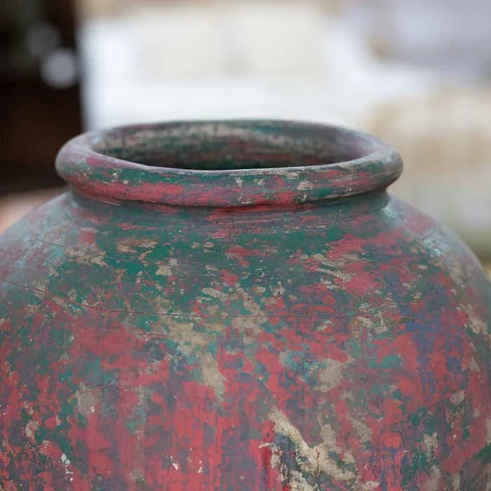 Terracota antik balinesa com efeito envelhecido e formato arredondado ideal para usar como vaso decorativo em ambientes naturais.