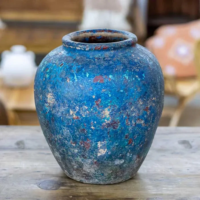 Vaso artesanal de terracota antik com textura marcada e acabamento fosco produzido em Bali para composições rústicas.