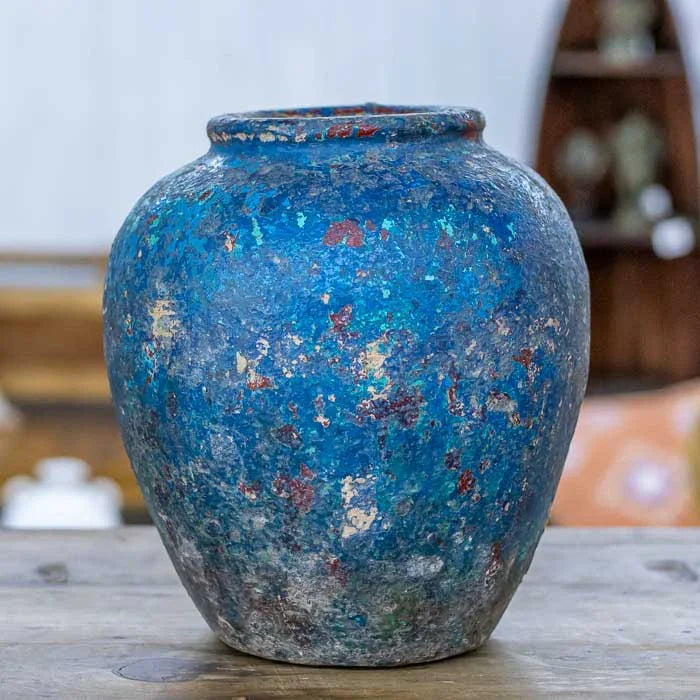 Peça terracota antik estilo Guci Pot com superfície desgastada e aparência envelhecida criada manualmente em Bali.