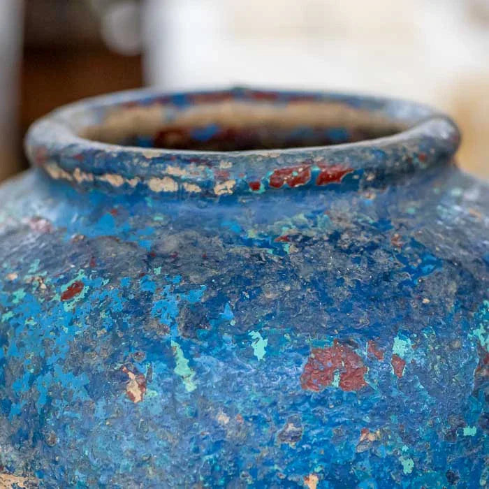 Vaso decorativo em terracota antik com forma tradicional e textura rústica ideal para arranjos naturais e ambientes zen.