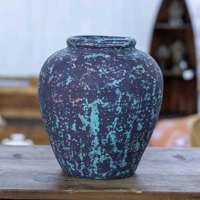 Vaso antik de terracota com acabamento rústico fosco e aparência envelhecida perfeito para ambientes naturais e boho.