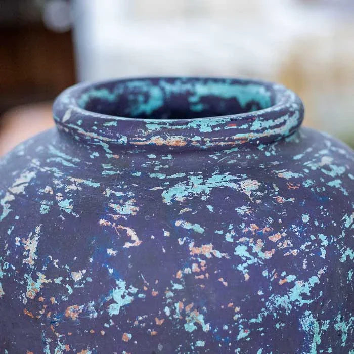 Peça em terracota antik produzida em Bali com textura manual e visual tradicional usada para flores secas e arranjos decorativos.