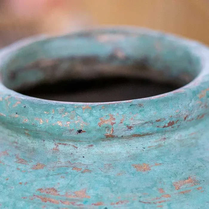 Vaso terracota antik balinês com efeito envelhecido e acabamento rústico inspirado no estilo tradicional Guci Pot.