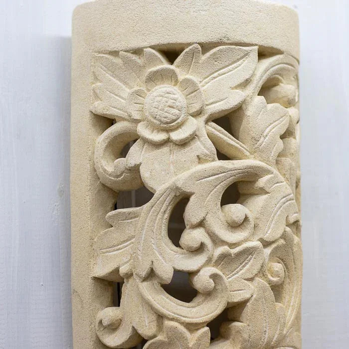 Escultura de parede balinesa com motivo de arabescos, em limestone natural.