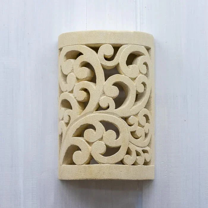Objeto decorativo importado, arandela com design vazado para efeito de luz e sombra.