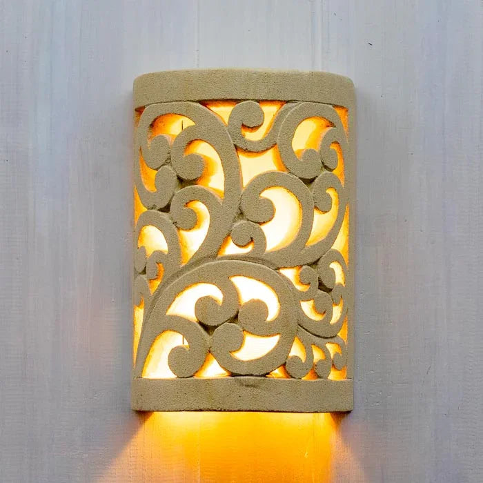 Peça de iluminação artesanal para ambiente externo ou interno, com estilo rústico.