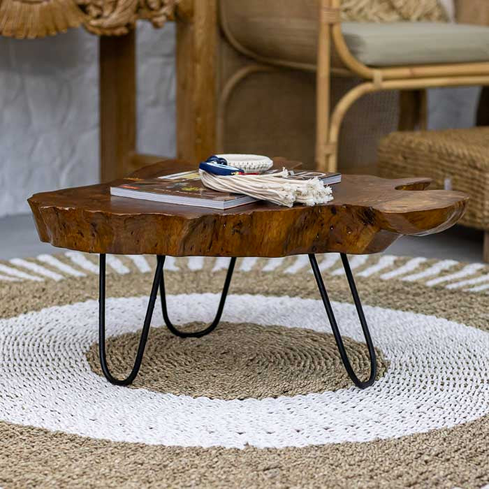 Mesa de centro em madeira cedro e estrutura metálica moderna.