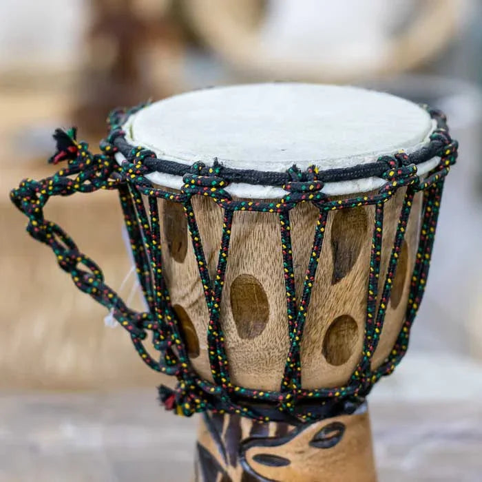 Instrumento musical tradicional balinês com corpo em madeira entalhada e figura de baleia, ideal para decoração étnica