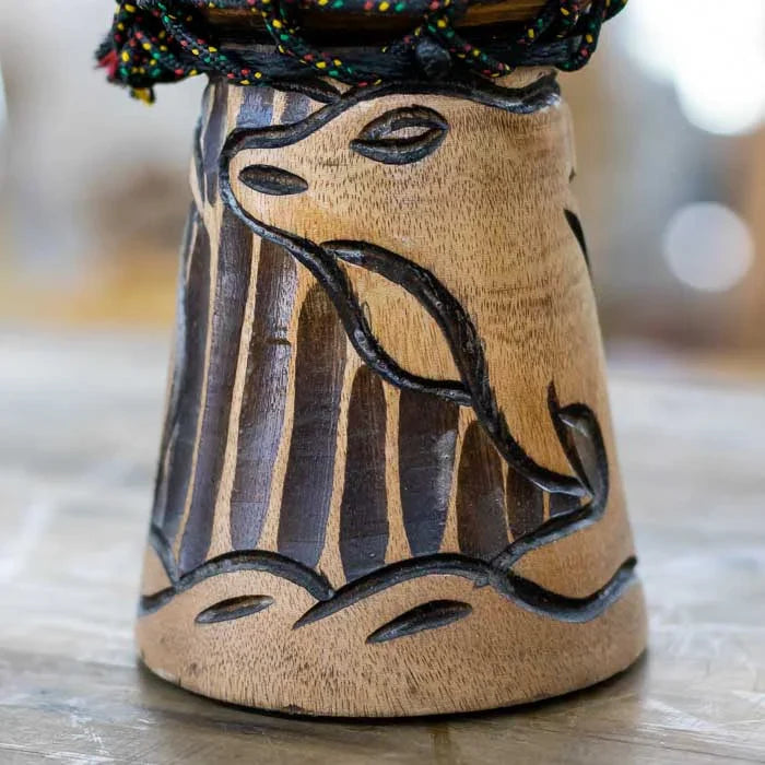 Tambor Djembê artesanal de Bali com entalhes em madeira representando um golfinho, unindo sonoridade e arte cultural