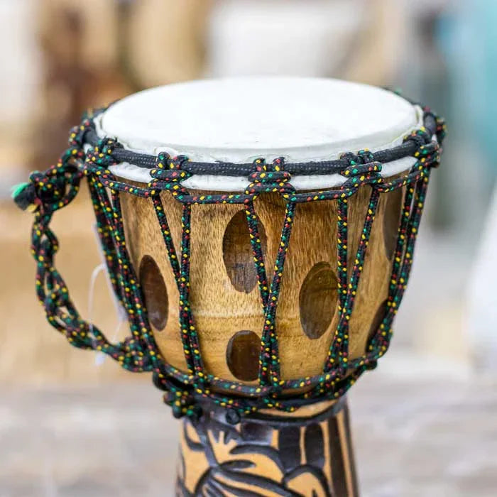 Instrumento tradicional balinês com corpo em madeira entalhada e figura de gecko, unindo cultura, ritmo e espiritualidade
