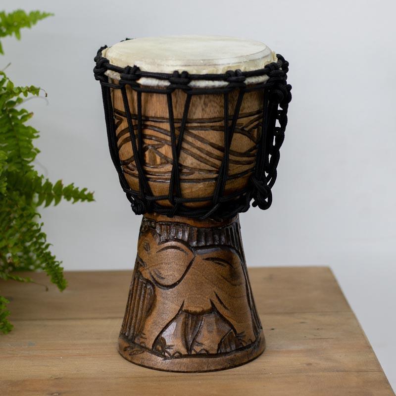 Tambor Djembê artesanal de Bali entalhado em madeira com figura de elefante, símbolo de força e sabedoria espiritual