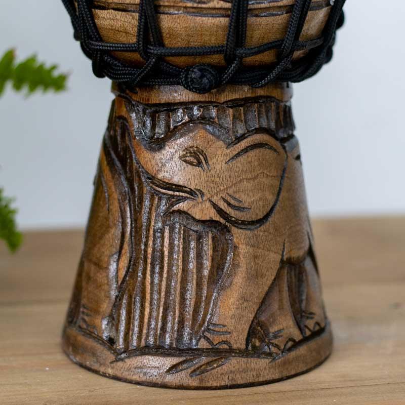 Djembê decorativo com escultura manual de elefante em madeira, unindo arte balinesa e tradição musical