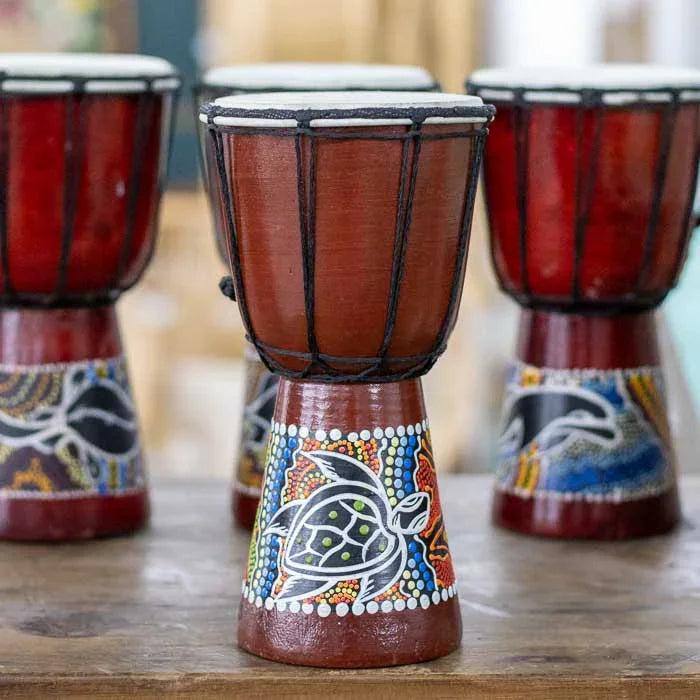 Tambor Djembê artesanal com 25cm de altura, inspirado na arte aborígene e produzido manualmente por artesãos de Bali