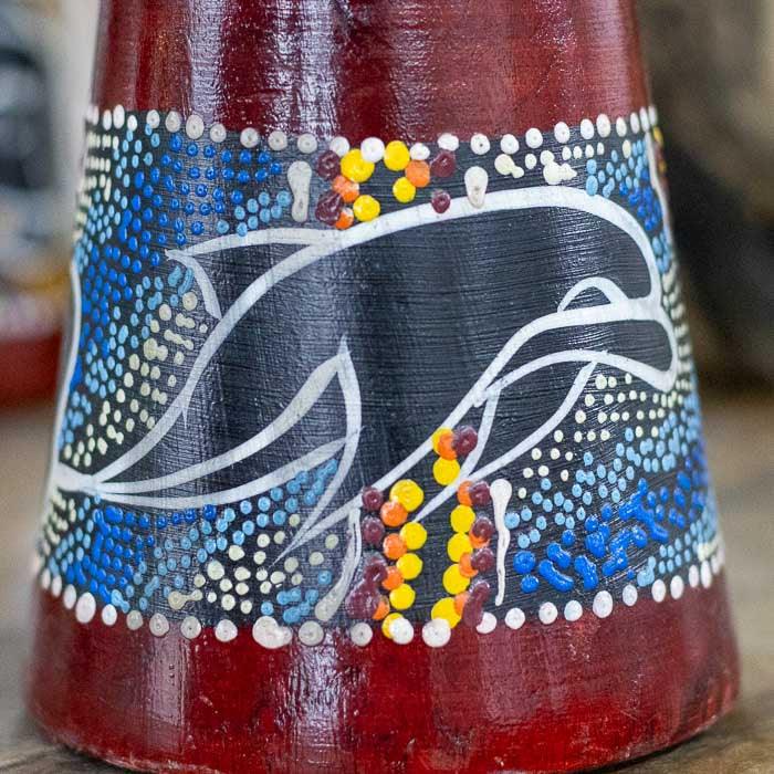 Djembê decorativo de 25cm com arte visual simbólica e influência aborígene, revelando técnica e expressão artesanal