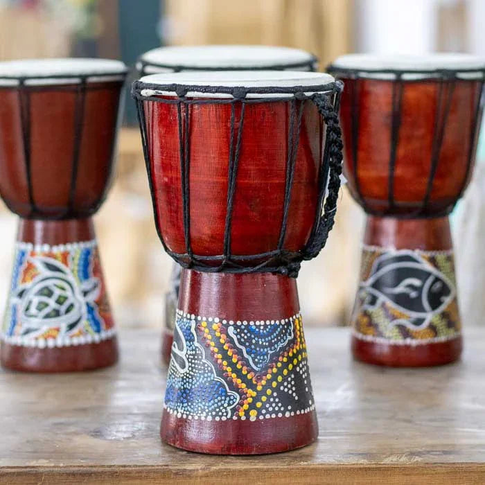 Tambor balinês pequeno com detalhes étnicos pintados à mão, refletindo a união entre cultura aborígene e balinesa