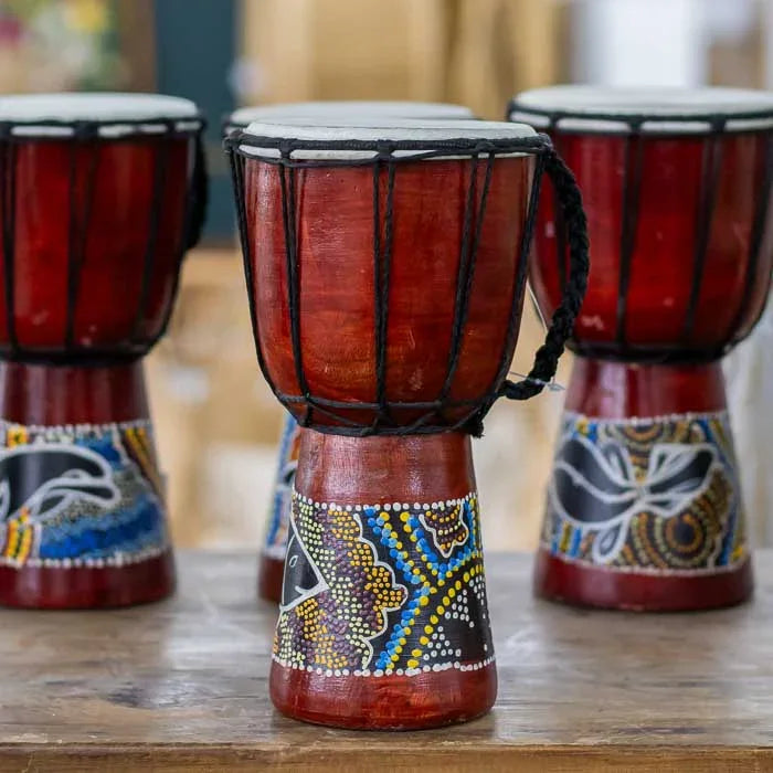 Tambor pequeno com estética tribal e textura natural, produzido artesanalmente em Bali com referência aborígene