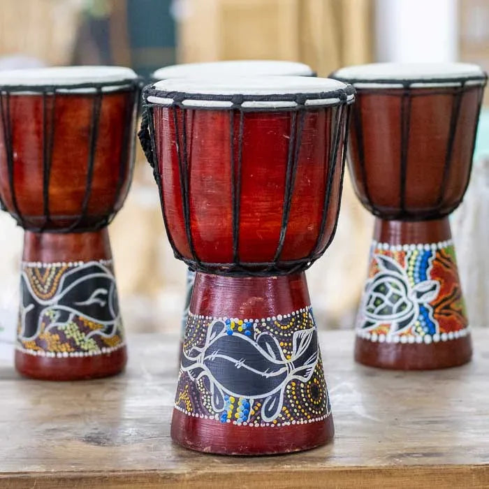 Instrumento decorativo leve com pintura artesanal e origem balinesa, valorizando expressões aborígenes e tribais