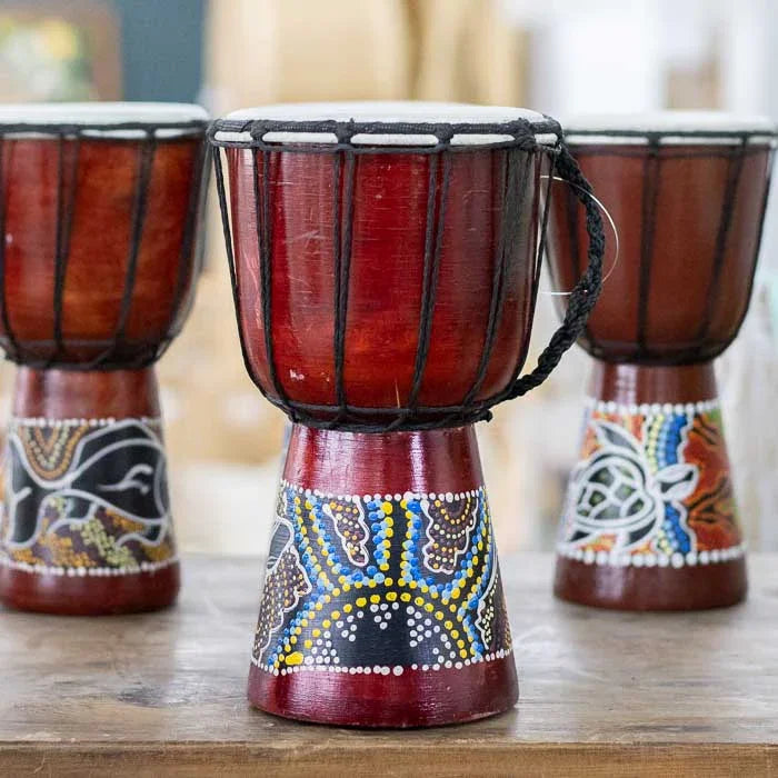 Objeto musical em estilo aborígene com toque artesanal balinês, perfeito para composições decorativas autênticas