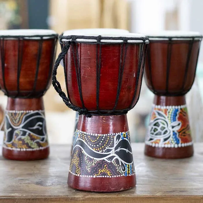 Tambor tradicional feito em Bali com base torneada e acabamento com motivos aborígenes desenhados à mão
