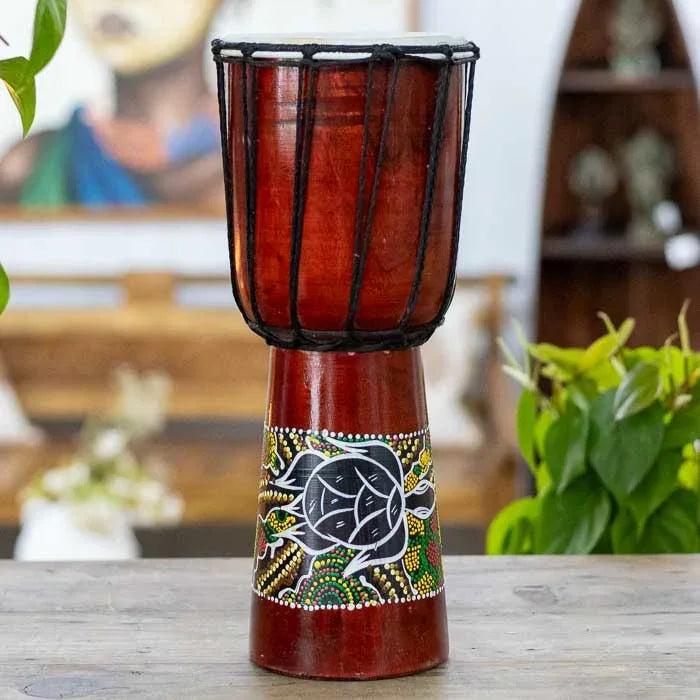 Tambor étnico africano djembê artesanal feito à mão em madeira e couro natural, com pintura de tartaruga representando sabedoria e longevidade.
