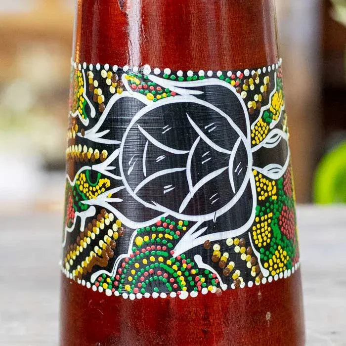 Djembê artesanal com acabamento envernizado, pintura étnica e couro natural esticado à mão, arte musical e decorativa de Bali.