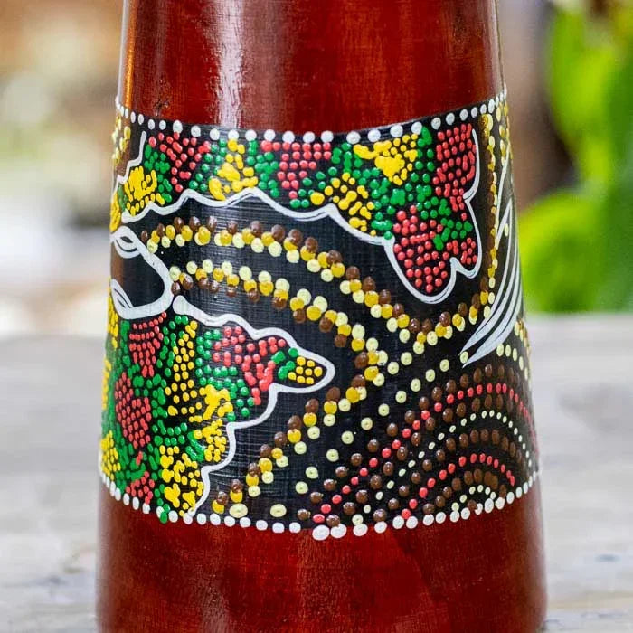 Tambor cultural feito à mão em madeira e couro com pintura tribal africana, símbolo de conexão ancestral e harmonia espiritual.