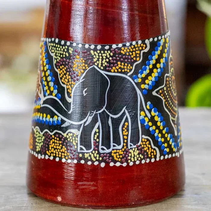 Tambor djembê artesanal de Bali feito à mão em madeira e couro natural, com pintura étnica inspirada em símbolos africanos e acabamento rústico.