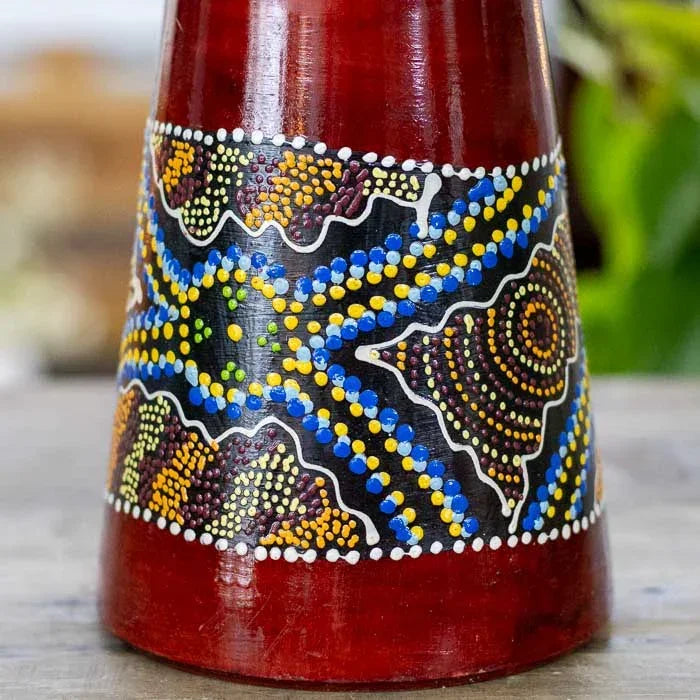 Djembê africano artesanal com pintura manual e detalhes coloridos, feito em Bali com técnicas tradicionais e inspiração espiritual.