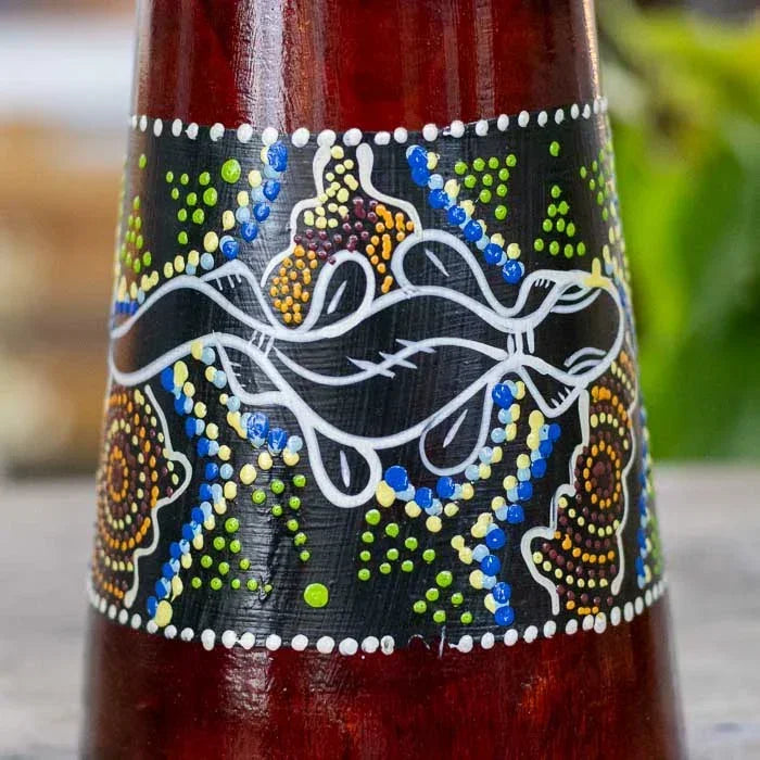 Instrumento decorativo artesanal de Bali em madeira, tambor djembê com pintura tribal africana e acabamento feito à mão com pigmentos naturais.