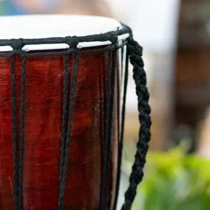 Tambor africano artesanal com arte geométrica e pintura étnica, criado manualmente em Bali, ideal para decorações boho e ambientes culturais.