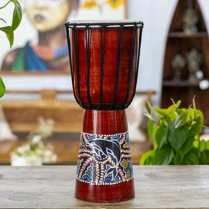 Djembê artesanal de Bali com pintura de golfinho, tambor decorativo em madeira que representa harmonia e energia positiva.