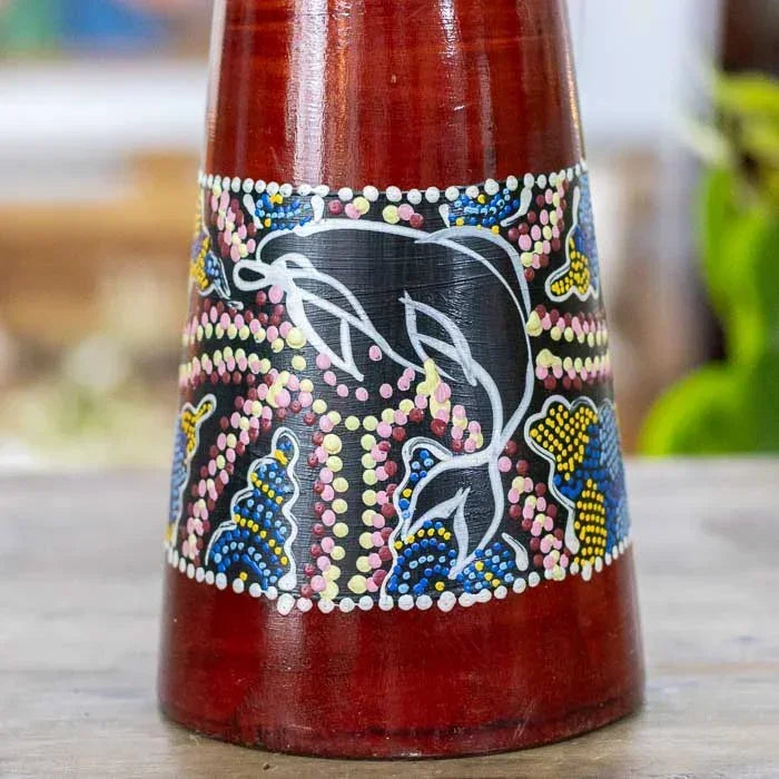 Djembê pequeno de 40cm feito à mão em madeira e couro natural, com pintura artesanal que traduz espiritualidade e conexão ancestral.