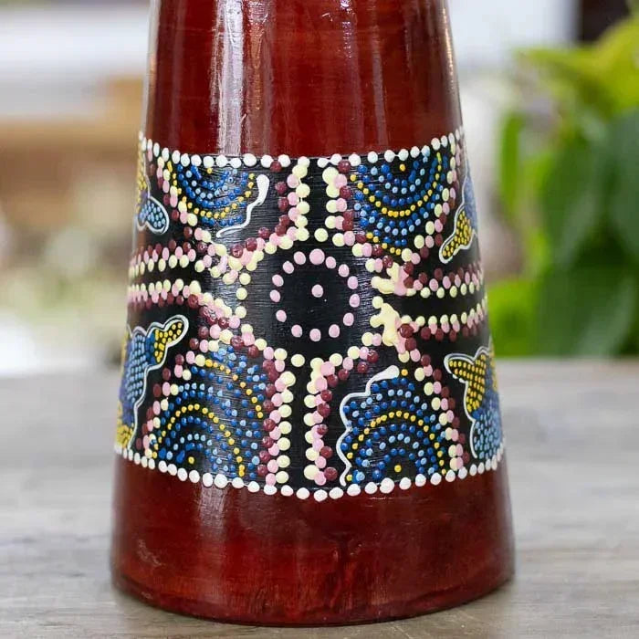 Tambor artesanal étnico produzido em Bali, feito à mão com madeira polida e pintura africana colorida que representa a força da natureza.