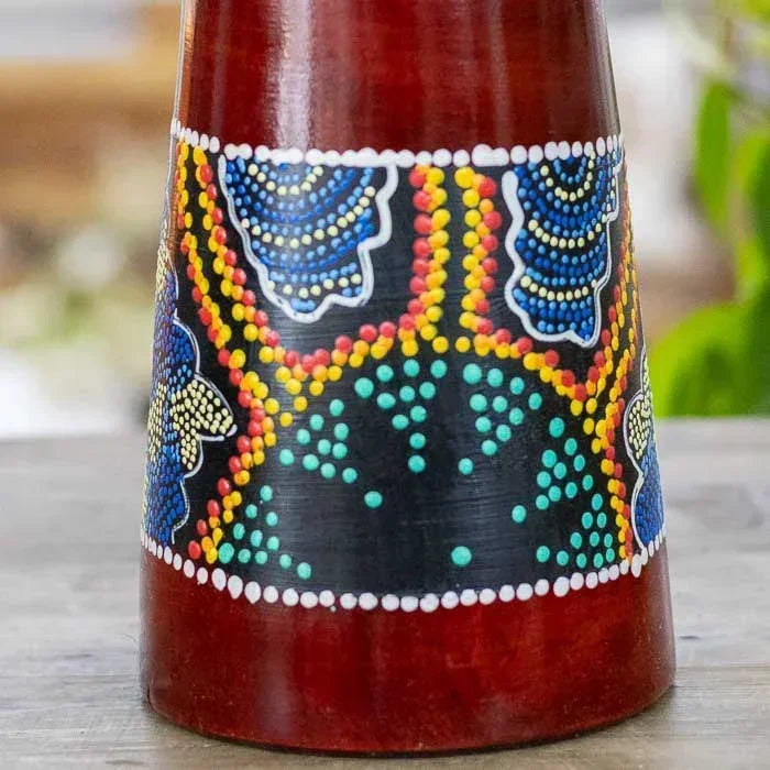 Tambor djembê artesanal de 40cm com arte abstrata pintada à mão, símbolo da fusão entre culturas africanas e balinesas.