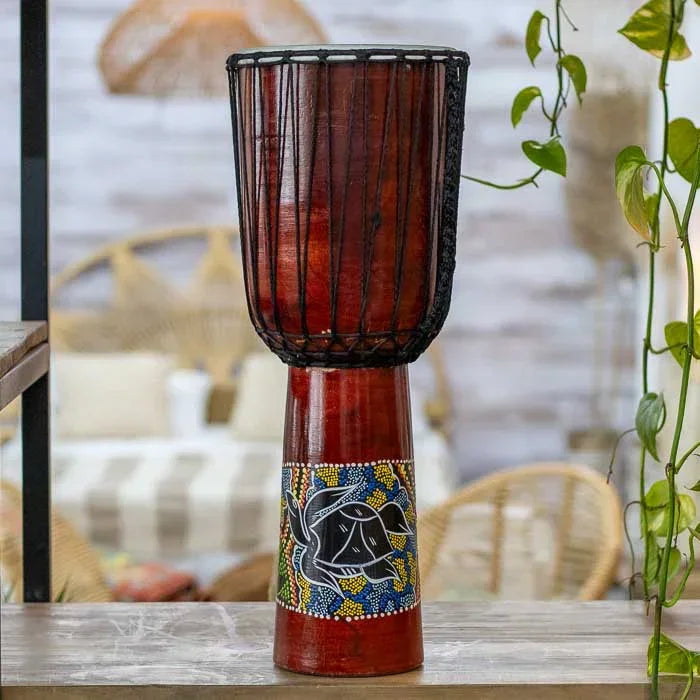 Djembê de Bali com pintura artesanal de tartaruga, símbolo de sabedoria e longevidade, feito em madeira e couro natural.
