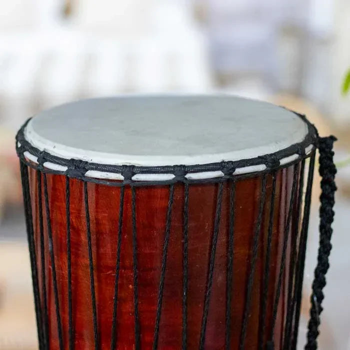 Djembê artesanal com desenhos de animais sagrados, peça feita à mão em Bali que une cultura, espiritualidade e decoração étnica.