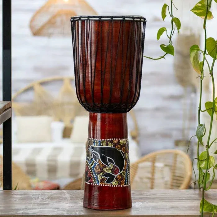 Tambor africano djembê artesanal feito à mão em madeira e couro, com pintura de golfinho representando harmonia e equilíbrio espiritual.